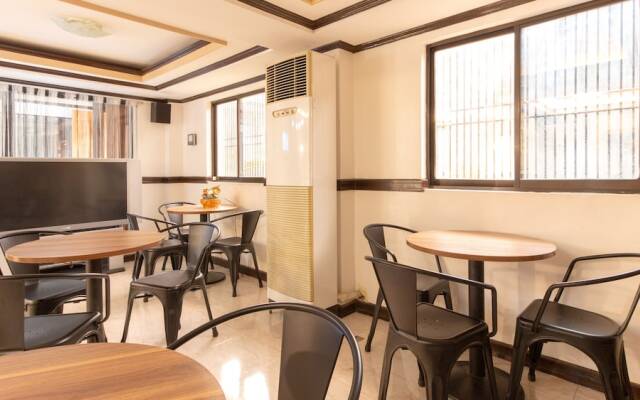 RedDoorz @ Real Street Tacloban