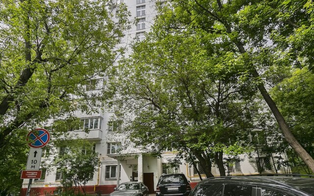 Apartment on Tryokhgorny Val 3