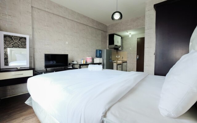 Studio Room at Sunter Park View Apartment By Travelio