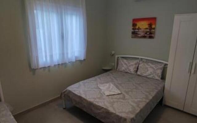 Garlis Apartments