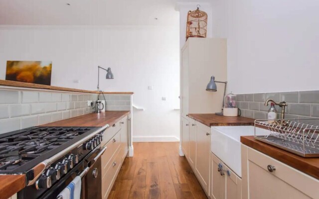 Cosy 2 Bedroom Apartment With Great Outdoor Balcony