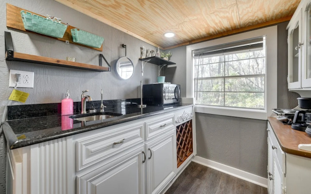 Calabash Studio Cabin, 4 Mi to Sunset Beach!