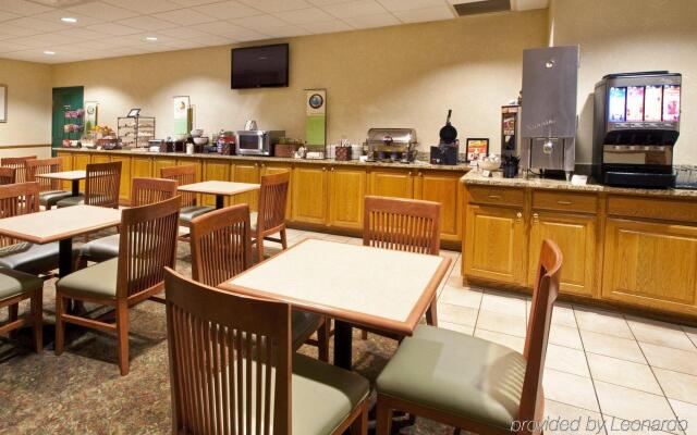 Holiday Inn Express & Suites Omaha - 120th and Maple, an IHG Hotel