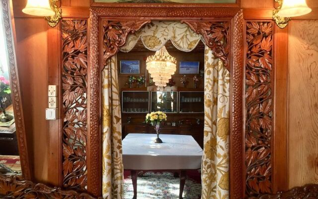New Sea Palace Houseboats