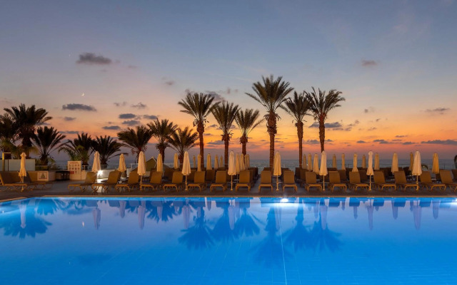 Queen's Bay Hotel