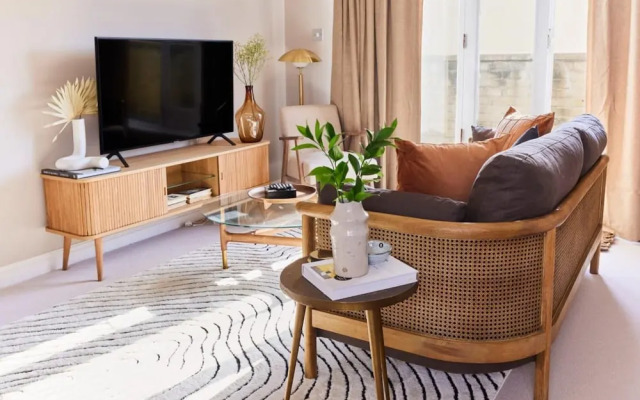 The Sussex Way Studio - Pleasing 1bdr Flat With Balcony
