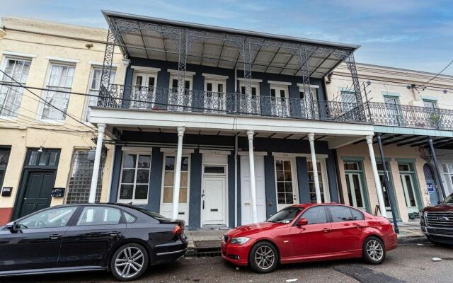 Luxurious Lower Garden District Condo w/ Balcony!