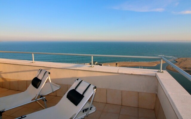 Apartment With sea View, Walking Distance to the Beach