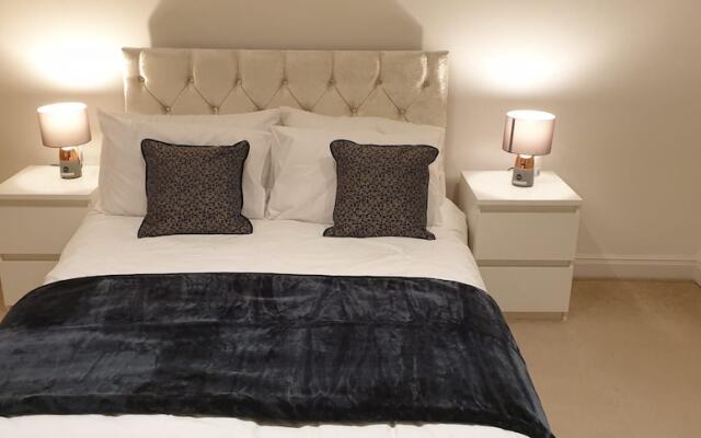 Royal Oak Apartment in Manchester Central Location