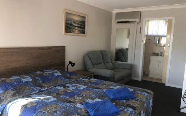 Colonial Palms Motel