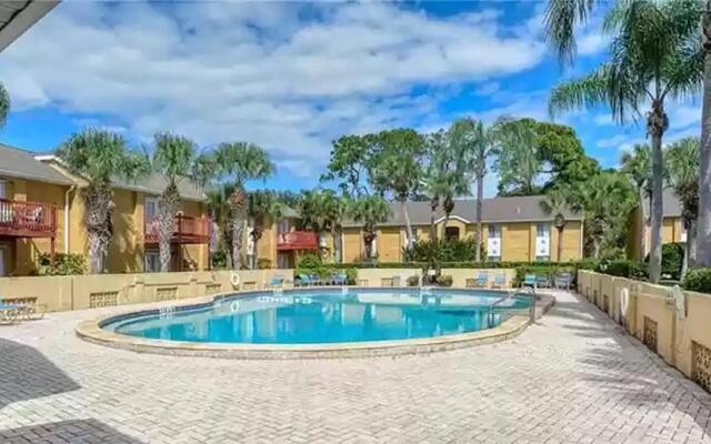 Lovely 3 Bedroom Condo On Golf Course