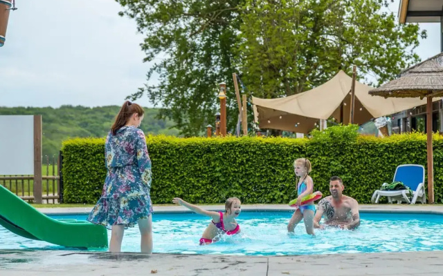Comfy Chalet With Cooking Island in Limburg