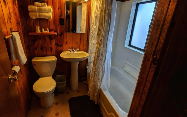 Foot of the Mountain Motel