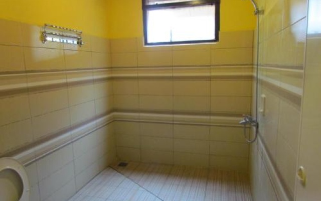Carolina Hotel – Bathroom – Tuk Tuk