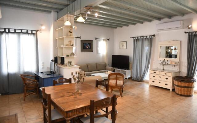 Cycladic House at the suburbs of Naousa