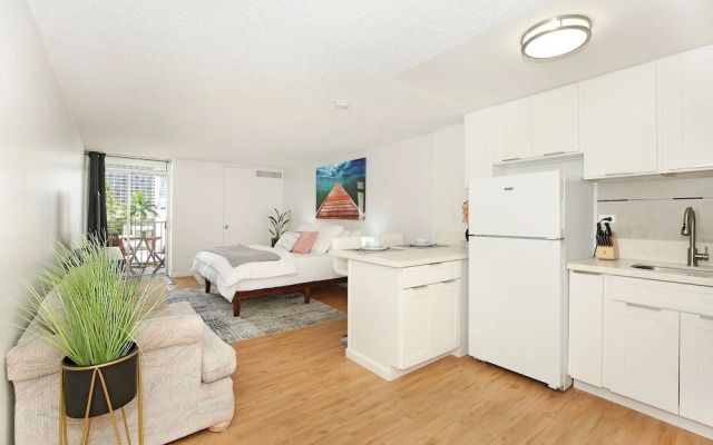 Oahu Tradewinds Plaza 601 Condo