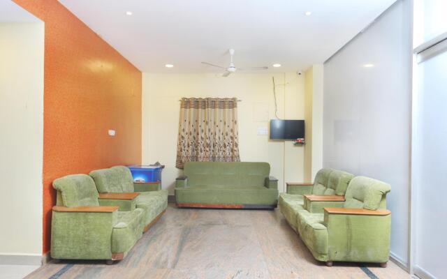 OYO 12765 Hotel Golden Rooms