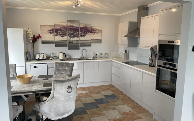 Beautiful 3-bed House in Sunny Killough Down