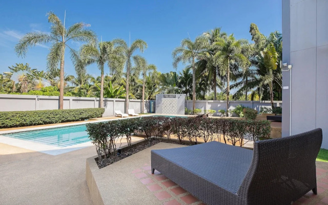 Designer 3BR Pool Access Villa Argent 8