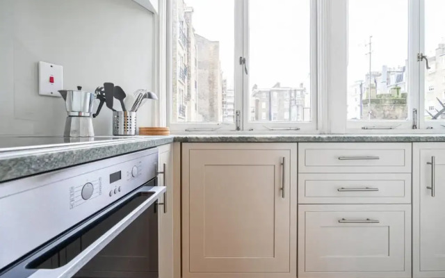 Beautiful Belgravia Apartment by Underthedoormat