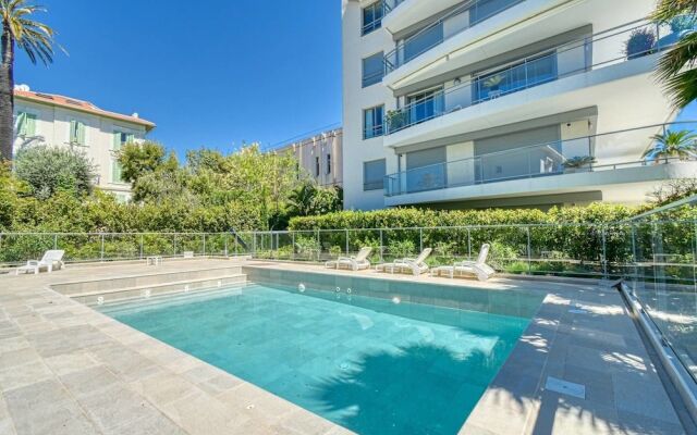 Nice Apartment With Private Garden, Pool & Parking