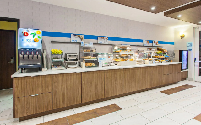 Holiday Inn Express Hotel & Suites Oakland-Airport by IHG