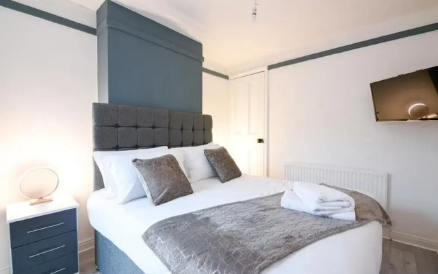Elegant 2 Bed House at Saxon - Leicester