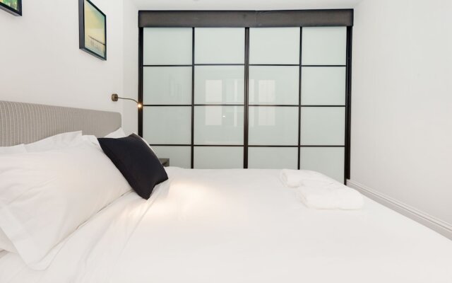 2 Bdr Queens Gardens by the Residences