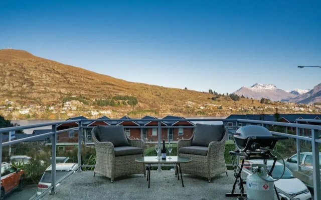 2-Bedroom Remarkables Apartment