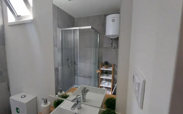 Mezzanine Stylish Apartment H by Vacationy