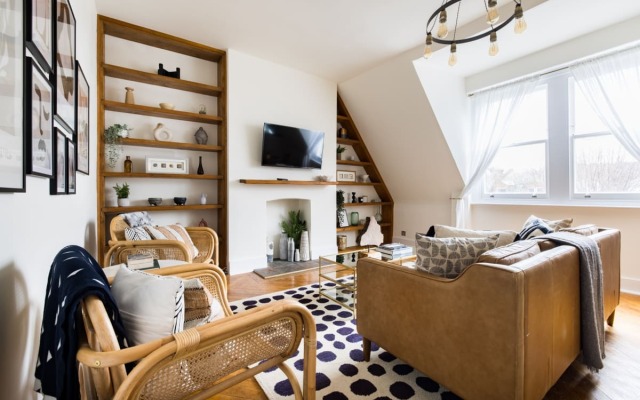 The Queens Park Sanctum - Lovely 2bdr Flat with Balcony