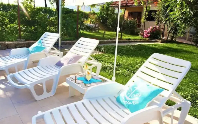 Sunflower House With a Pool and Large Garden