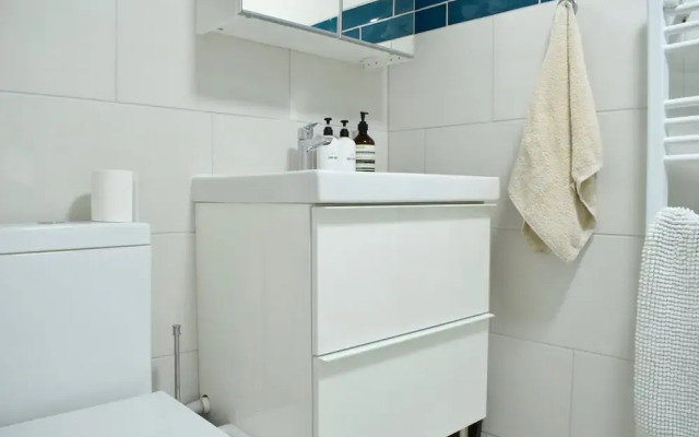 Bright 2 Bedroom Apartment With Private Patio