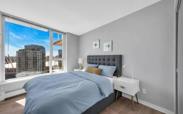 Spacious DT 2-BDR High-rise with view, pool, gym