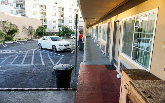 Hollywood La Brea Inn