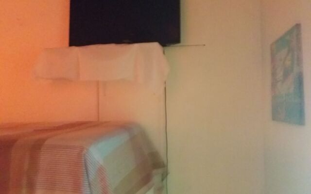 Room in Guest Room - Green Sea Villa Helen Inn - Kilometer 4 Circunvalar