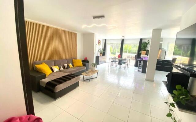 VILLA 6 PERSONNES /PISCINE/CAMPAGNE/TERRAIN DE PETANQUE/15 km BANDOL