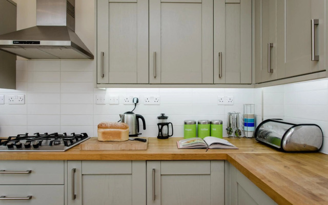 4 bed detached house - Freshwater