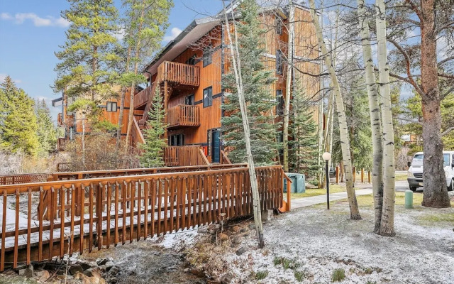 4 O'clock Lodge A16 1 Bedroom Condo by RedAwning