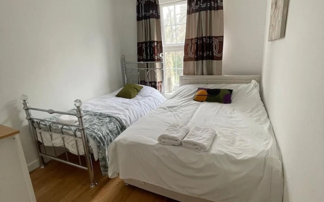 3 Bed Flat - Sleeps 6 - Parking - Wifi