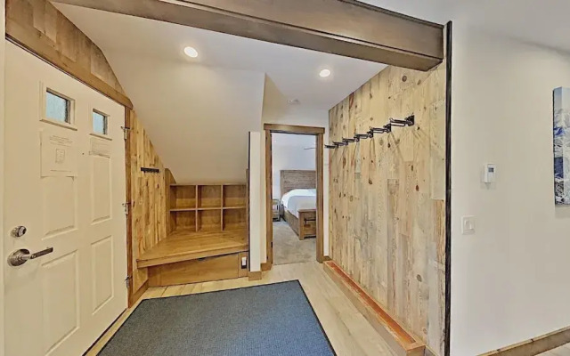Deluxe Slopeside Home Just STEPS to Mammoth Mountain Slopes and Village Gondola - 3 Spas, Sauna and Pool by RedAwning