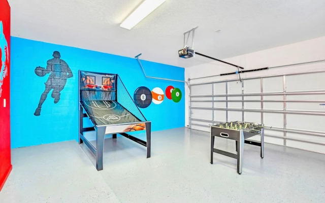 16-guest Lakefront Home w Pool-cinema-games