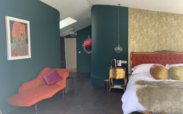 Stylish 5-bed Coach House in Badgworth