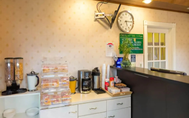 Howard Johnson by Wyndham Berkeley