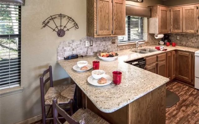 White Mountain Escape - Three Bedroom Cabin with Hot Tub