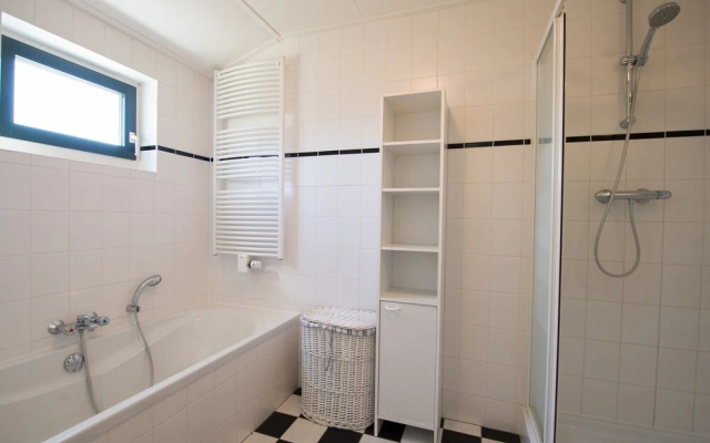 Well-kept Bungalow With Dishwasher Near the Beach