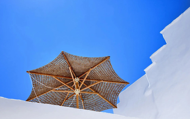 Living Theros Luxury Suites