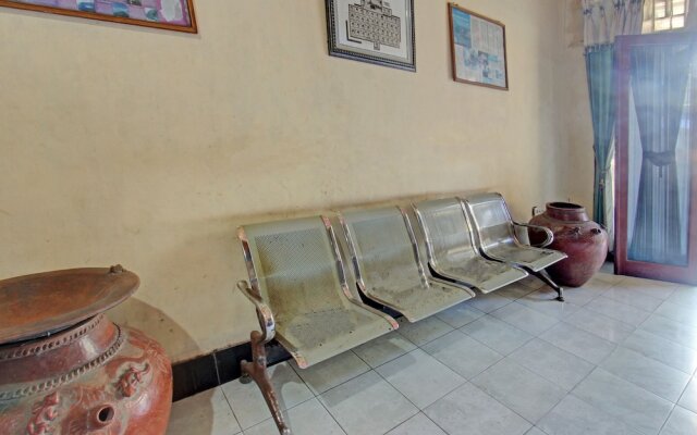 OYO 92849 Hotel Dienda Hayu Near Alun Alun Tastura