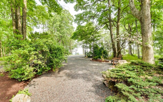 Outdoor Theater, Deck & Fire Pit: Poconos Retreat