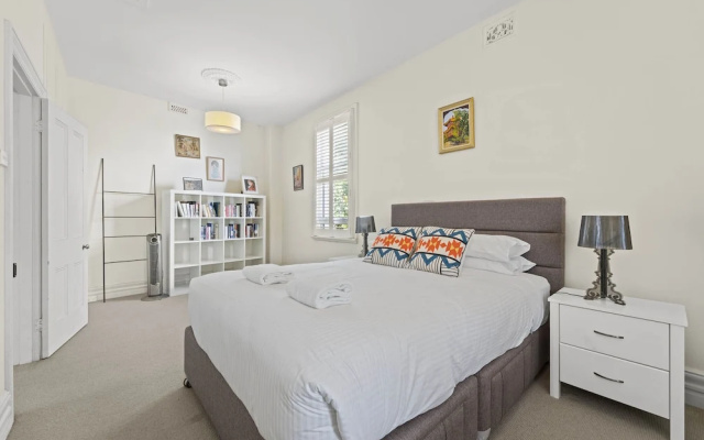 Light Filled Charming Townhouse – Guest Rooms – Sydney